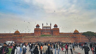The maximum temperature in the city rose to 23.2°C on Saturday, while the minimum was recorded at 6.7°C, six degrees below normal. (Sanchit Khanna/HT) The maximum temperature in the city rose to 23.2°C on Saturday, while the minimum was recorded at 6.7°C, six degrees below normal. (Sanchit Khanna/HT)