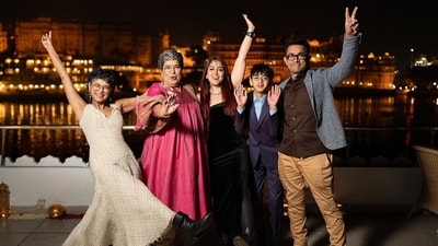 (L-R) Kiran Rao, Reena Dutta, Ira Khan, Azad Rao Khan and Aamir Khan pose for the camera.
