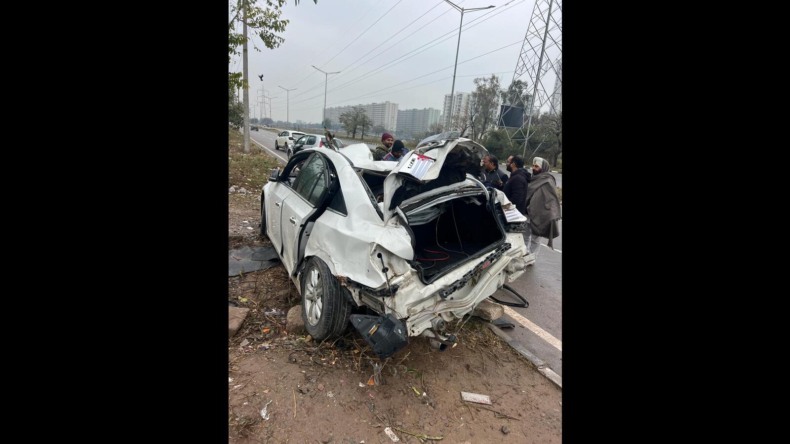Two friends killed, three hurt as sedan crashes into tree in Mohali ...
