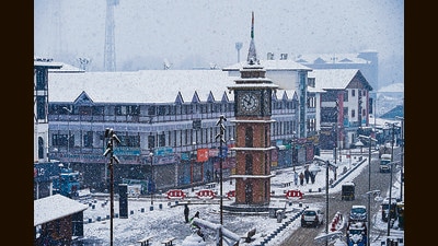A sheet of snow blankets the Lal Chowk in Srinagar on Sunday. (Waseem Andrabi /HT Photo) A sheet of snow blankets the Lal Chowk in Srinagar on Sunday. (Waseem Andrabi /HT Photo)