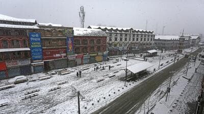 A view of the Lal Chowk (Ghanta Ghar) during a snowfall in Srinagar on February 4, 2024. (Waseem Andrabi/HT Photo) A view of the Lal Chowk (Ghanta Ghar) during a snowfall in Srinagar on February 4, 2024. (Waseem Andrabi/HT Photo)