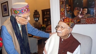 Veteran BJP leader Murli Manohar Joshi meets veteran BJP leader LK Advani at his residence in New Delhi on Saturday, to congratulate the latter for being conferred with Bharat Ratna. (ANI)