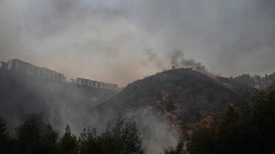 The region of Valparaoso and Viña del Mar, in central Chile, woke up on Saturday with a partial curfew to allow the movement of evacuees and the transfer of emergency equipment in the midst of a series of unprecedented fires, authorities reported. (AFP) The region of Valparaoso and Viña del Mar, in central Chile, woke up on Saturday with a partial curfew to allow the movement of evacuees and the transfer of emergency equipment in the midst of a series of unprecedented fires, authorities reported. (AFP)
