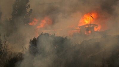 A view shows crashed vehicles following the spread of wildfires in Vina del Mar, Chile (REUTERS)