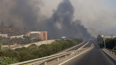 Smoke fills the air following the spread of wildfires affecting many parts of the Valparaiso region in Vina del Mar, Chile. (REUTERS)