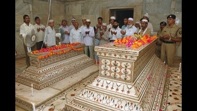Original graves in the basement of Taj Mahal. (HT FILE) Original graves in the basement of Taj Mahal. (HT FILE)