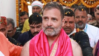 Around 2:30 pm, Rahul Gandhi visited the ancient temple in Deoghar dedicated to Lord Shiva, where he participated in prayers and rituals. He also performed a ‘Rudrabhishek’ at the temple. (INCIndia) 