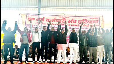 Sarva Karmachari Sangh Haryana president Dharamveer Phogat addressing a rally in Rohtak on Sunday. (Manoj Dhaka/HT)