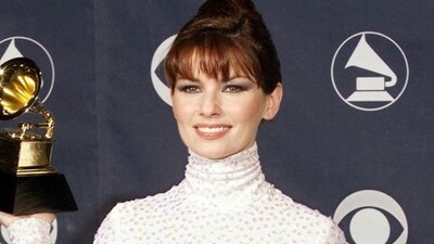 Shania Twain, 1999: In 1999, Shania Twain looked stunning in a floor-sweeping, white, full-sleeved turtleneck gown. (Pinterest) Shania Twain, 1999: In 1999, Shania Twain looked stunning in a floor-sweeping, white, full-sleeved turtleneck gown. (Pinterest)
