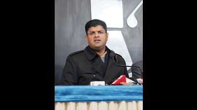 The JJP, formed in December 2018, is a breakaway faction of Indian National Lok Dal (INLD) that was founded by Chaudhary Devi Lal and is now being headed by former chief minister Om Prakash Chautala, grandfather of Dushyant Chautala. (HT Photo) The JJP, formed in December 2018, is a breakaway faction of Indian National Lok Dal (INLD) that was founded by Chaudhary Devi Lal and is now being headed by former chief minister Om Prakash Chautala, grandfather of Dushyant Chautala. (HT Photo)