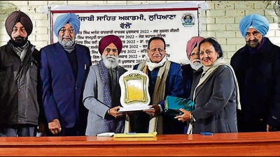 The dignitaries giving away awards during a ceremony held by Punjabi Sahit Akademi in Ludhiana. (HT) The dignitaries giving away awards during a ceremony held by Punjabi Sahit Akademi in Ludhiana. (HT)