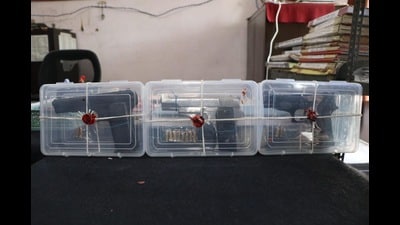 Three pistols and ammunition recovered by Jalandhar police. (HT) Three pistols and ammunition recovered by Jalandhar police. (HT)