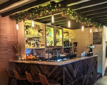 The first whisky bar in Inverness, it is a firm favourite amongst Inverness whisky lovers (themaltroom.co.uk)