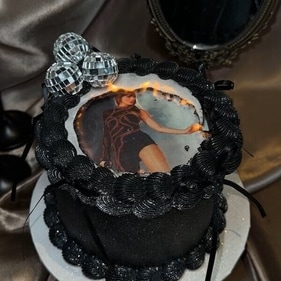 Created by Toronto-based cake decorator @cakesbynams and themed after the singer Taylor' Swift's 'Reputation' album (TikTok) Created by Toronto-based cake decorator @cakesbynams and themed after the singer Taylor' Swift's 'Reputation' album (TikTok)