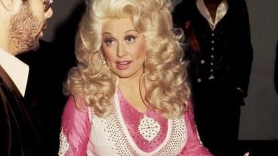 Dolly Parton, 1977: Her outfit at the 1977 Grammys was a striking ensemble that showcased her signature style. She wore a glamorous, form-fitting gown adorned with shimmering sequins and intricate detailing.&nbsp;(Pinterest)