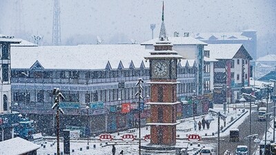 A sheet of snow blankets the Lal Chowk in Srinagar on Sunday. (HT Photo/Waseem Andrabi) A sheet of snow blankets the Lal Chowk in Srinagar on Sunday. (HT Photo/Waseem Andrabi)