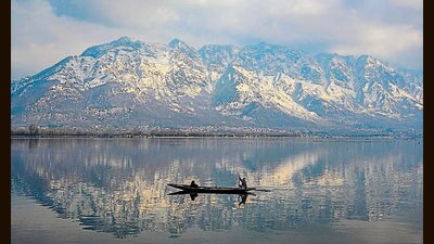 A shikara on the Dal Lake in Srinagar on Monday (waseem Andrabi/HT) A shikara on the Dal Lake in Srinagar on Monday (waseem Andrabi/HT)