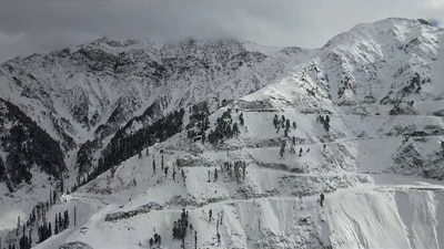  A glimpse of the snow-covered Pirpanjal Range mountains following fresh spells of snowfall in Rajouri on Sunday. (ANI) A glimpse of the snow-covered Pirpanjal Range mountains following fresh spells of snowfall in Rajouri on Sunday. (ANI)