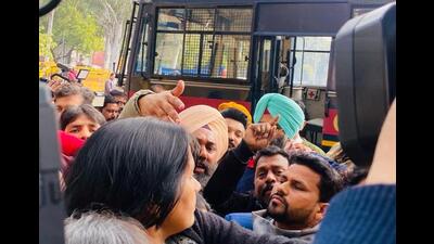 Aam Aadmi Party councillors being taken away from outside the municipal corporation office in Chandigarh on Monday. (Ravi Kumar/HT) Aam Aadmi Party councillors being taken away from outside the municipal corporation office in Chandigarh on Monday. (Ravi Kumar/HT)