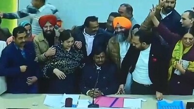 Chandigarh BJP MP Kirron Kher along with party councillors congratulating newly elected mayor Manoj Sonkar. (ANI) Chandigarh BJP MP Kirron Kher along with party councillors congratulating newly elected mayor Manoj Sonkar. (ANI)