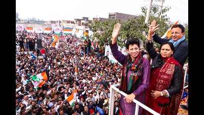 Congress General Secretaries Kumari Selja and Randeep Singh Surjewala along with Naraingarh MLA Shalley Chaudhary during a rally at grain market in Ambala’s Naraingarh. (HT Photo)