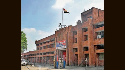Jail officials noticed the hole in the wall and foiled the bid. (HT) Jail officials noticed the hole in the wall and foiled the bid. (HT)