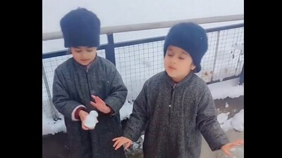 Snapshot of the girls talking about the weather in Kashmir. (X/@Anand Mahindra) Snapshot of the girls talking about the weather in Kashmir. (X/@Anand Mahindra)