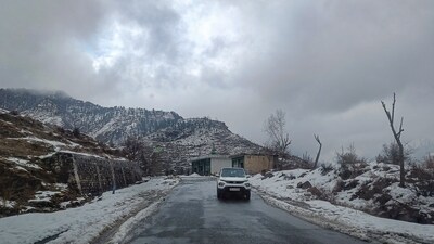Three days ago, there was snowfall in the higher reaches and parts of the valley, but today the entire Kashmir is enveloped in a thick white blanket of snow. (PTI) Three days ago, there was snowfall in the higher reaches and parts of the valley, but today the entire Kashmir is enveloped in a thick white blanket of snow. (PTI)