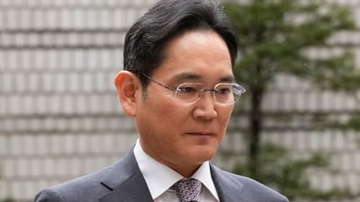 Samsung Electronics Chairman Lee Jae-yong arrives at the Seoul Central District Court in Seoul, South Korea. (AP) Samsung Electronics Chairman Lee Jae-yong arrives at the Seoul Central District Court in Seoul, South Korea. (AP)