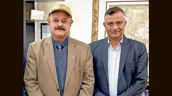 ‘Elephant man of Asia’ KK Sarma and (right) vet varsity vice-chancellor Inderjeet Singh during the wildlife conservation lecture in Ludhiana. (HT PHOTO)