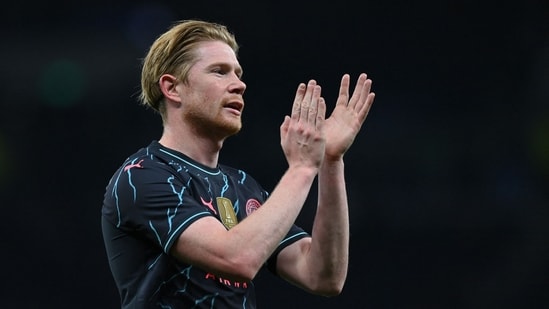 Kevin De Bruyne applauds fans on the pitch after the FA Cup fourth round football match against Tottenham Hotspur (AFP)