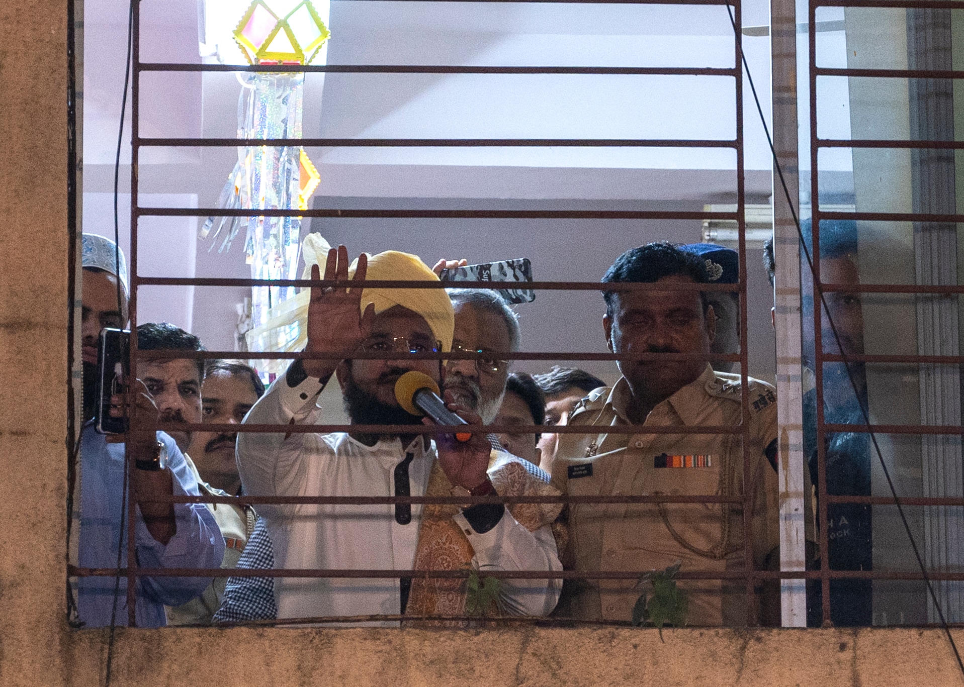 Islamic preacher Mufti Salman Azhari appealed to the crowd to maintain peace (HT Ppoto/Satish Bate) Islamic preacher Mufti Salman Azhari appealed to the crowd to maintain peace (HT Ppoto/Satish Bate)