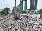 Garbage dumped near railway tracks at Sarai Rohilla in New Delhi. (Sanchit Khanna/HT Photo)