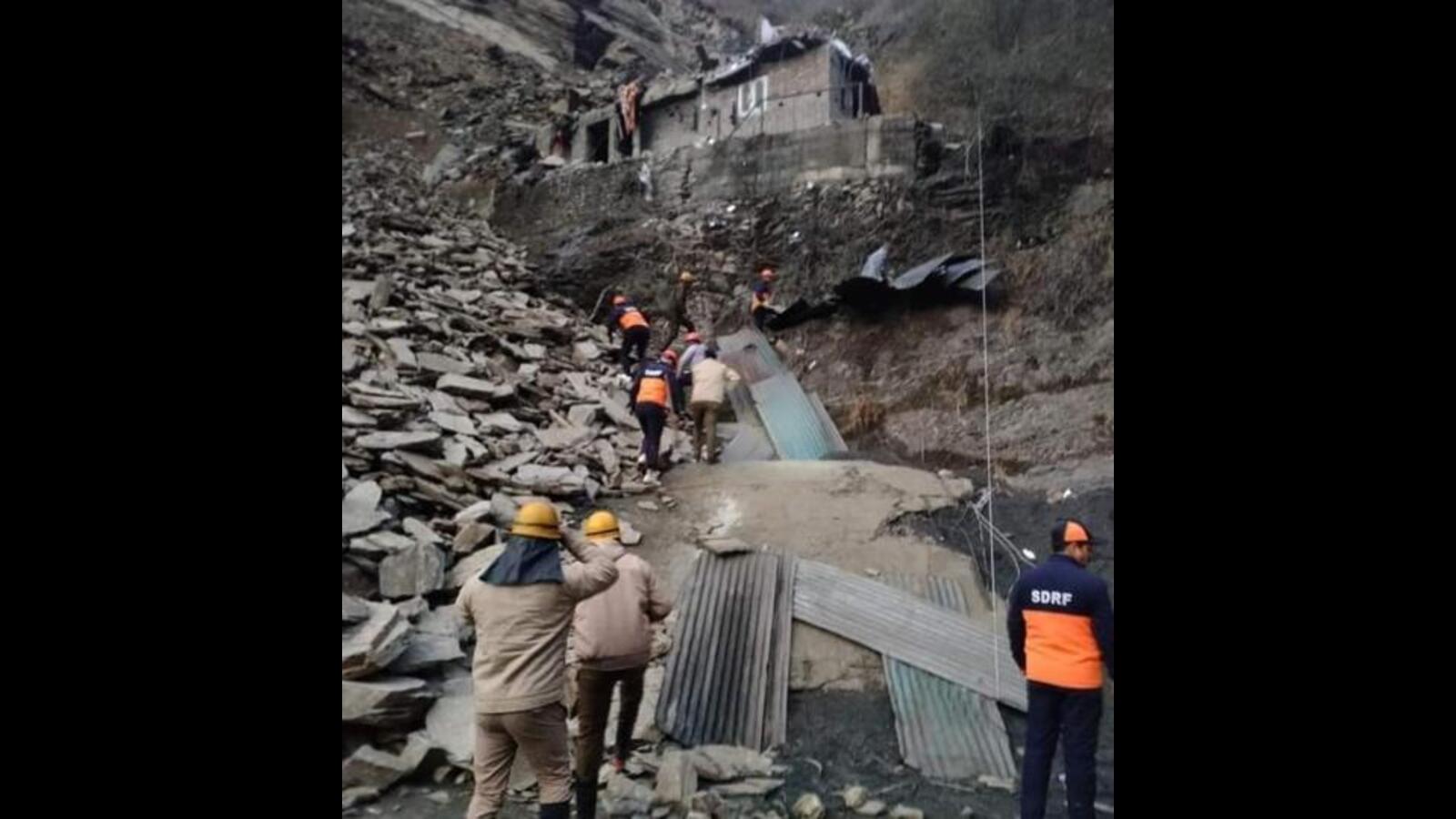 Himachal: Two migrant labourers killed in landslide near Shimla - Vimarsana News