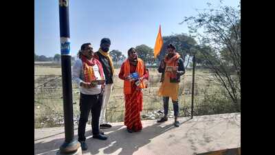 ABHM activists reciting ‘Shiv Chalisa’ to protest Urs at Taj. (HT)