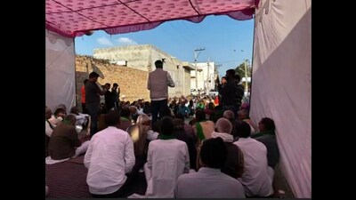 Addressing the farmers, Bhartiya Kisan Union state youth president Ravi Azad said that crops were damaged in Sirsa district in 2022 and 2023 but the state government is yet to release the crop loss compensation. (HT Photo)