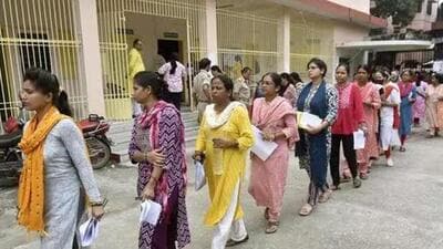 Aspirants coming out from a centre after appearing in BPSC Teacher Recruitment 2023 exam in Patna. (HT File Photo/Santosh Kumar) Aspirants coming out from a centre after appearing in BPSC Teacher Recruitment 2023 exam in Patna. (HT File Photo/Santosh Kumar)