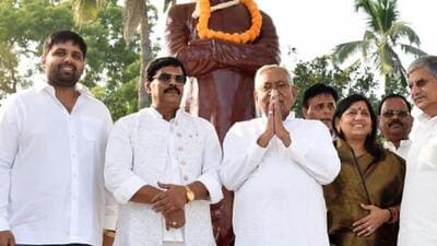 Bihar chief minister Nitish Kumar with ex-MP Anand Mohan and others after unveiling statue of freedom fighter Ram Bahadur Singh in Saharsa , Bihar, on October 27 (FILE PHOTO) Bihar chief minister Nitish Kumar with ex-MP Anand Mohan and others after unveiling statue of freedom fighter Ram Bahadur Singh in Saharsa , Bihar, on October 27 (FILE PHOTO)
