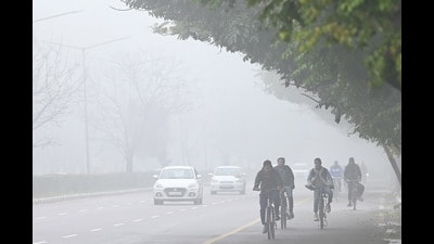 Commuters on their way amid the foggy weather in Chandigarh on Monday morning. (HT Photo)