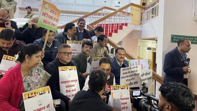 Congress MLAs staged a protest on the steps of the state legislature. (HT photo) Congress MLAs staged a protest on the steps of the state legislature. (HT photo)