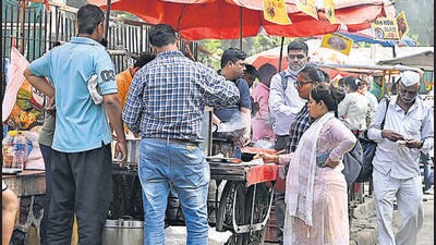 Illegal hawkers around the KEM Hospital, local residents filed the complaint against hawkers in the BMC office, Mumbai, India. Jan 04,2023. (Photo by Raju Shinde) Illegal hawkers around the KEM Hospital, local residents filed the complaint against hawkers in the BMC office, Mumbai, India. Jan 04,2023. (Photo by Raju Shinde)