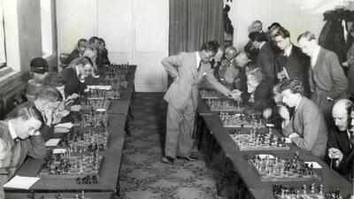 Mir Sultan Khan (centre) playing multiple boards at the Empire Chess Club, London in 1931. (Bettmann Archive/ GettyImages) Mir Sultan Khan (centre) playing multiple boards at the Empire Chess Club, London in 1931. (Bettmann Archive/ GettyImages)