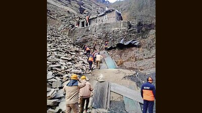 Police and SDRF personnel at the site of landslide on Junga road, 20km from Shimla, on Tuesday (HT Photo) Police and SDRF personnel at the site of landslide on Junga road, 20km from Shimla, on Tuesday (HT Photo)