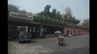 The demolition of the existing ROB that connects Koregaon Park to the Pune Cantonment area is set to begin in March. (SHANKAR NARAYAN/ HT PHOTO) The demolition of the existing ROB that connects Koregaon Park to the Pune Cantonment area is set to begin in March. (SHANKAR NARAYAN/ HT PHOTO)