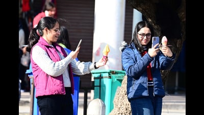 The visitors enjoying a sunny day at Sector 17 Plaza, Chandigarh, on February 06, 2024. (HT Photo)