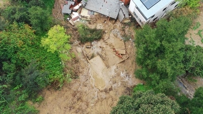 Heavy rains inundated California, raising the risk of life-threatening floods and leaving hundreds of thousands of people without power as a powerful Pacific storm batters the state. (Getty Images via AFP) Heavy rains inundated California, raising the risk of life-threatening floods and leaving hundreds of thousands of people without power as a powerful Pacific storm batters the state. (Getty Images via AFP)