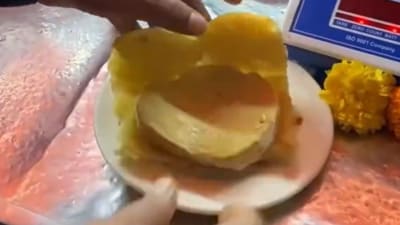 Snapshot of butter pav stuffed with kulfi. (X/@MFuturewala)