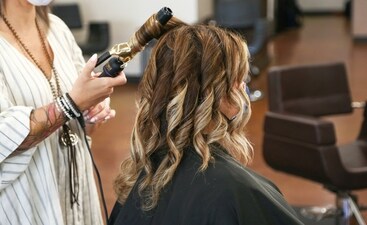 Valentines day: Let your partner surprise you with a new look everyday with a high-quality hair curler. (Unsplash) Valentines day: Let your partner surprise you with a new look everyday with a high-quality hair curler. (Unsplash)