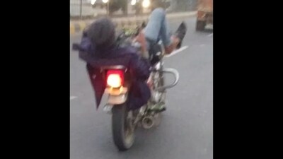 The image, taken from the viral video, shows the man using the phone while steering the bike with his legs. (Instagram/@mans.or8674) The image, taken from the viral video, shows the man using the phone while steering the bike with his legs. (Instagram/@mans.or8674)