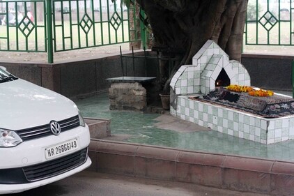 The grave finds itself on a leaf-strewn footpath. The gleaming green and white tiles indicate that the structure was relatively recently built over the grave that may have been falling apart (Mayank Austen Soofi)